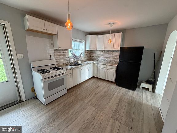3rd image of 1112 W Ridge Rd