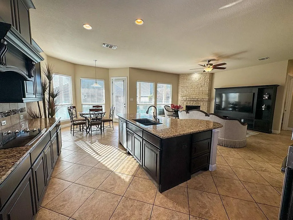 5 bed, 4.5 bath, 3160 sqft, $2,800 — Photo 4