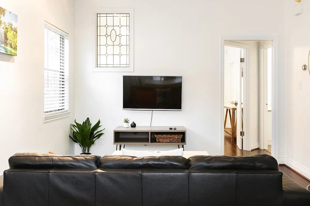 1 bed, 700 sqft, $2,100 — Photo 3