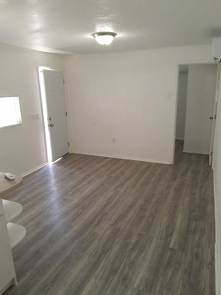 Building Photo - 220 W Lincoln St #3