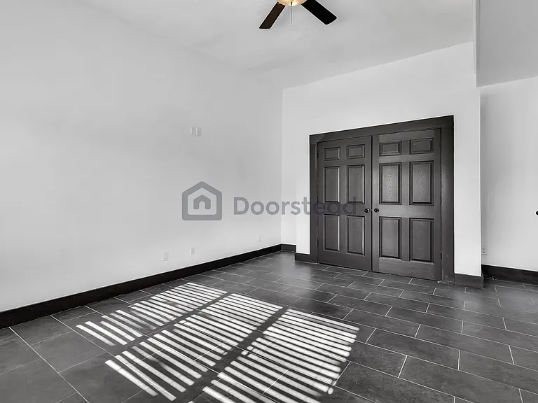 1803 E Yandell Dr — Photo 29