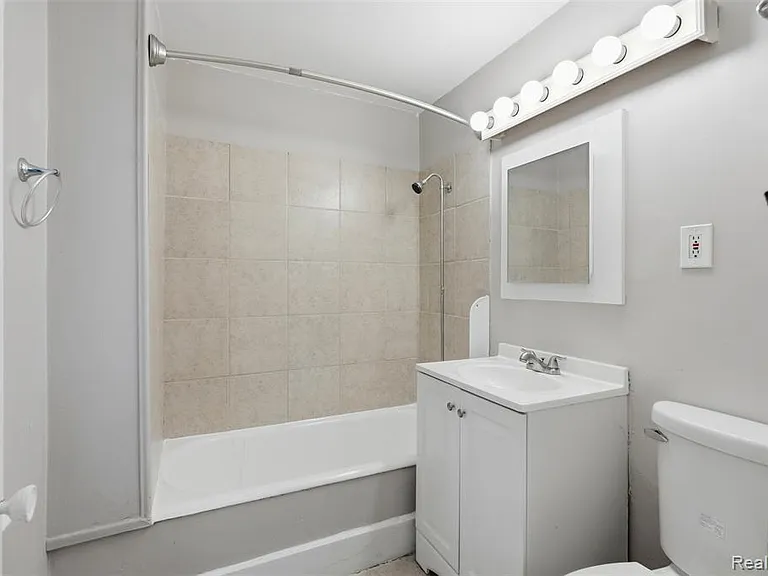 735 E Maxlow Ave — Photo 15