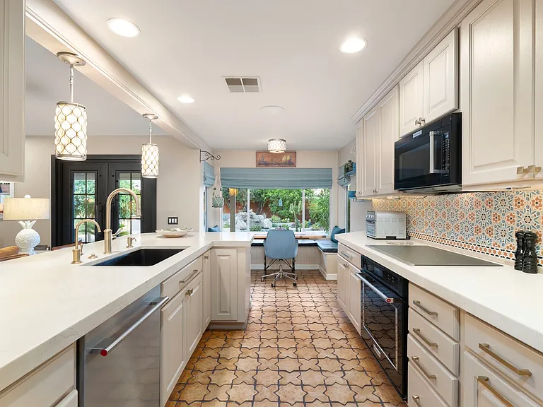 372 W Amoroso Dr — Photo 22