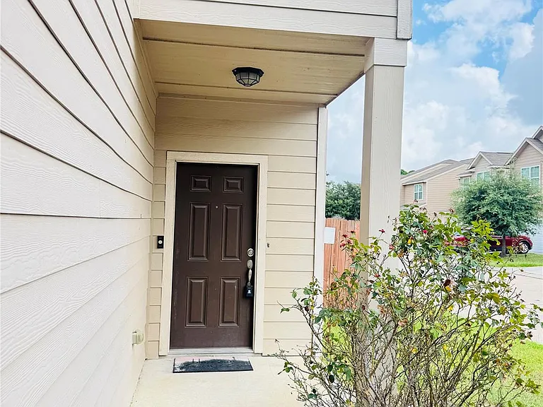 2050 Wilde Elm Dr — Photo 3