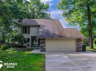 5898 Chestnut Hill Dr, Clarkston, MI 48346
