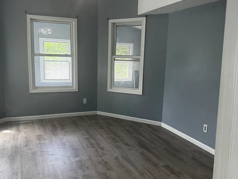 208 Amherst St — Photo 4