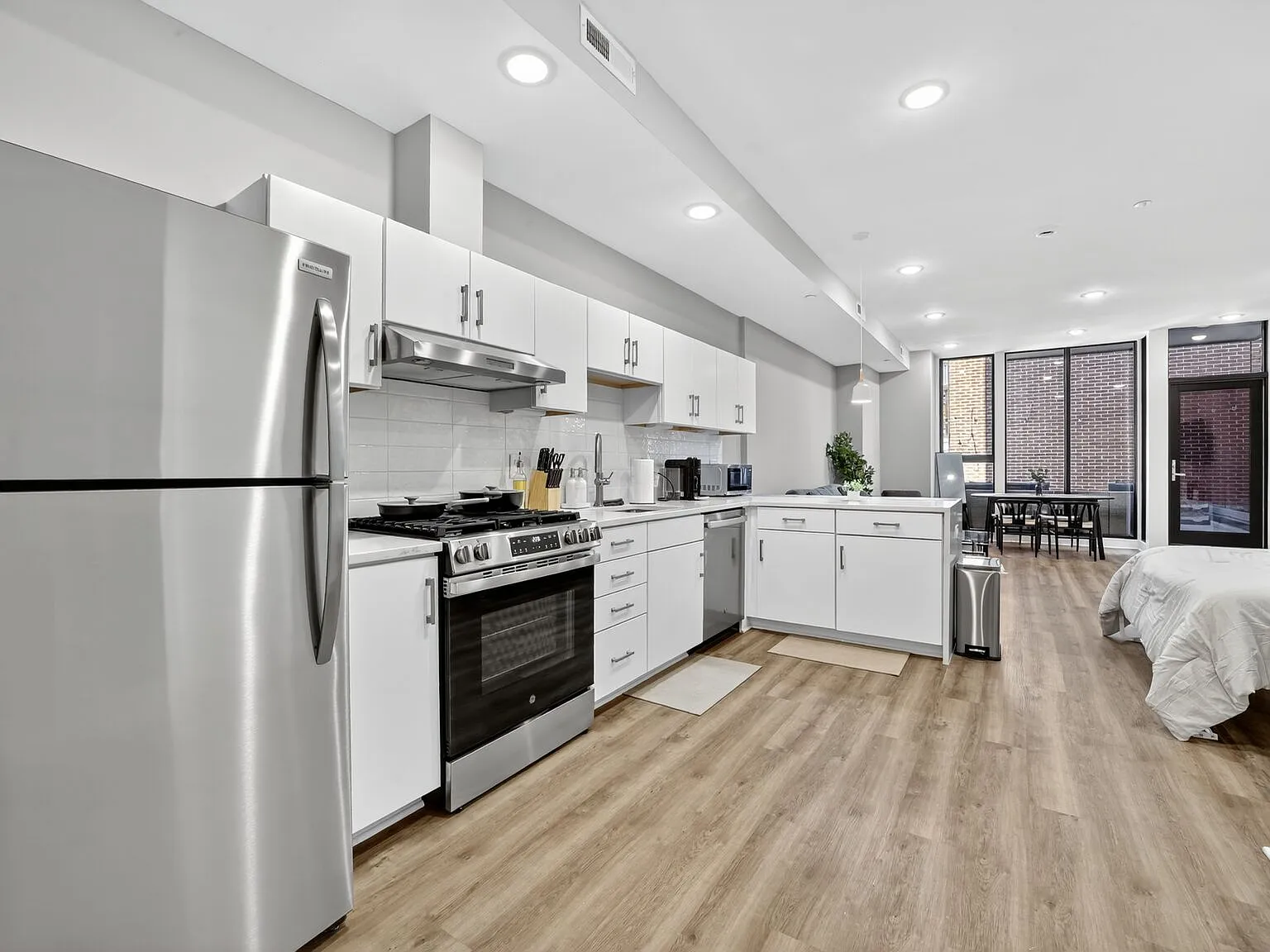 Studio, 676 sqft, $2,900 — Photo 1