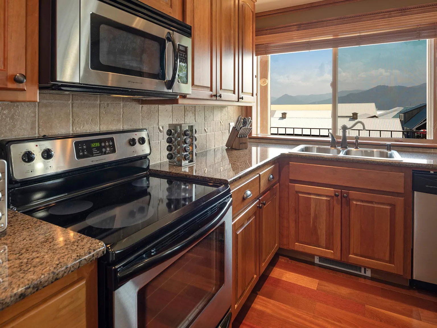 2 bed, 900 sqft, $1,900 — Photo 4