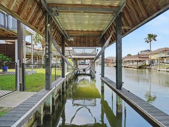 437 Pompano St, Bayou Vista, TX 77563