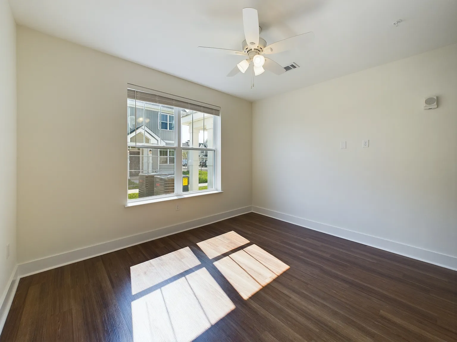 1 bed, 874 sqft, $2,049 — Photo 3
