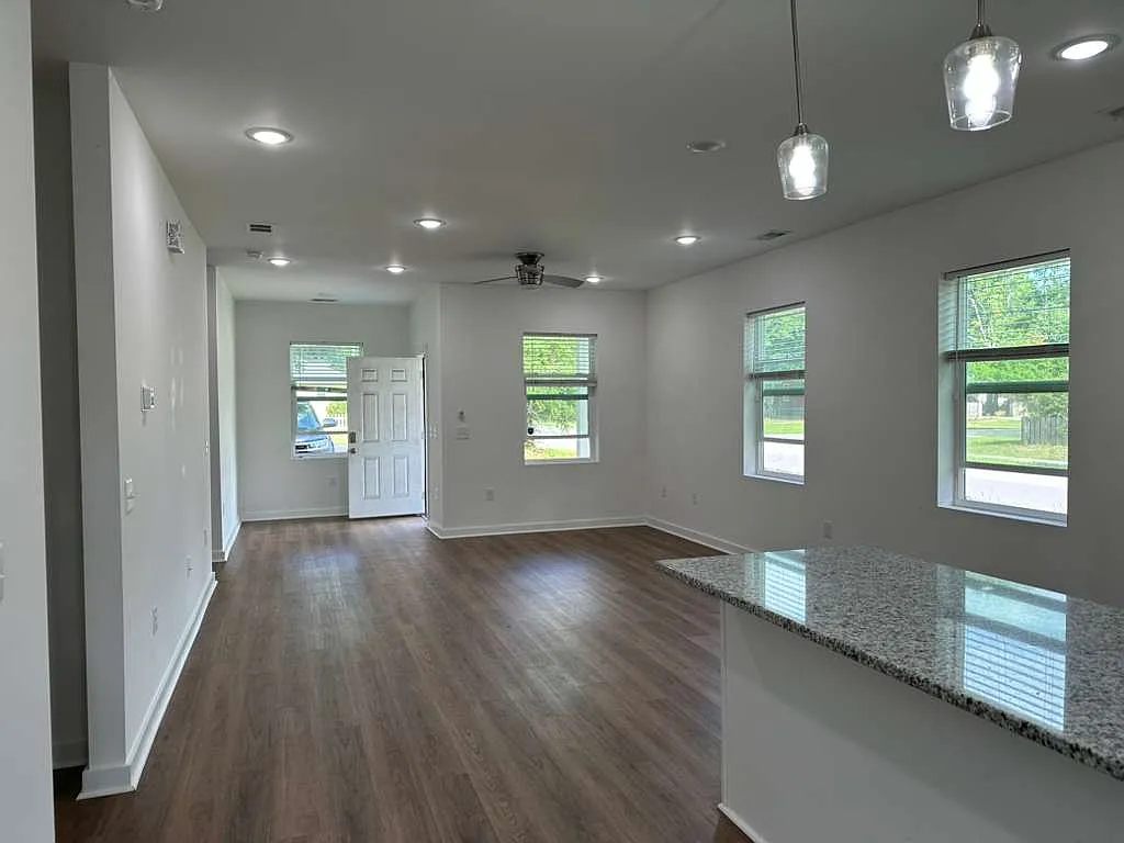 3 bed, 1289 sqft, $2,400 — Photo 1