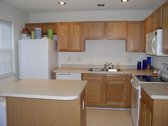 Kitchen w/island.