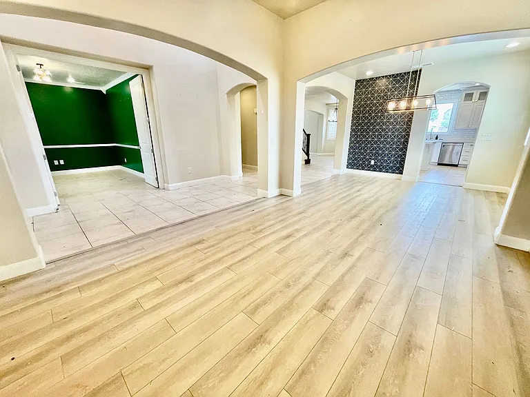 436 E Paris Dr — Photo 6