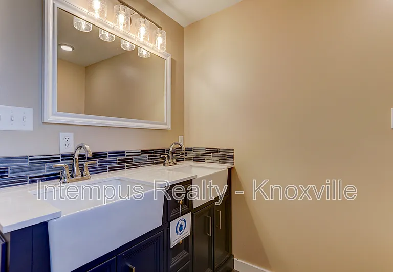 605 Booth St — Photo 12