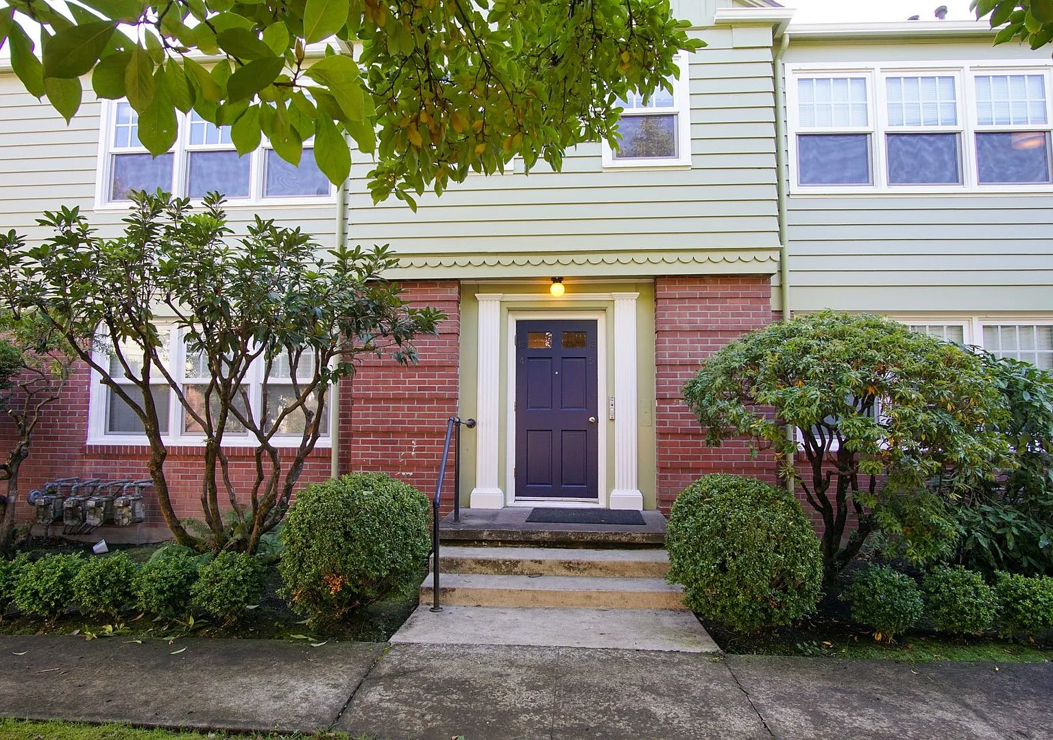 Spacious & Bright Mid-Century w/Hardwood Floors + Pet Friendly! — Photo 2