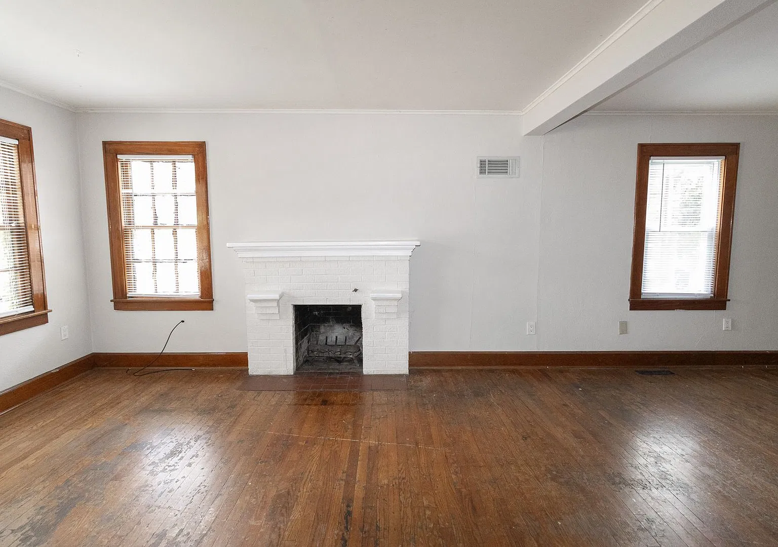 Charming 3 bed | 2 bath home in the heart of downtown! — Photo 3