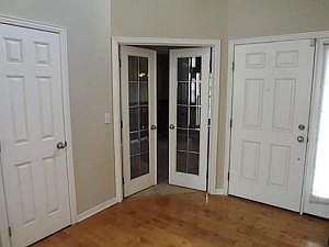4th image of 118 Fox Glen Dr W