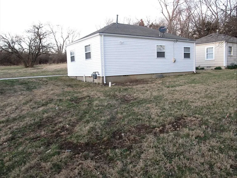 10706 Hickman Mills Dr — Photo 3