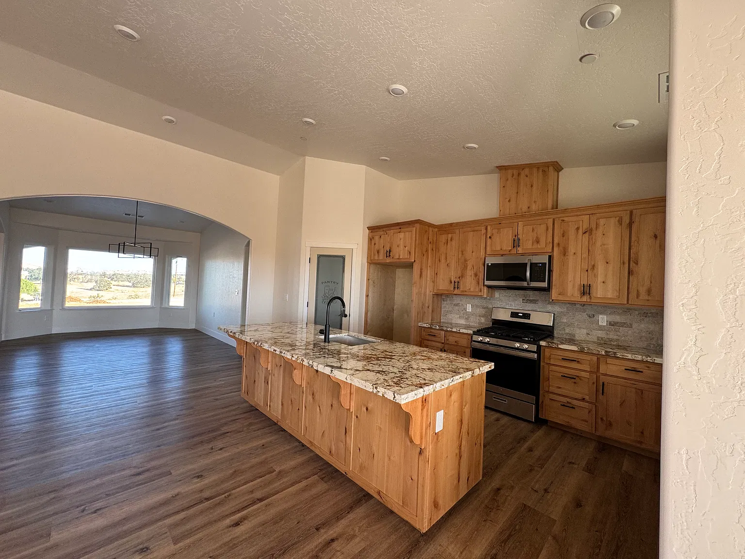 4 bed, 2373 sqft, $3,200 — Photo 3