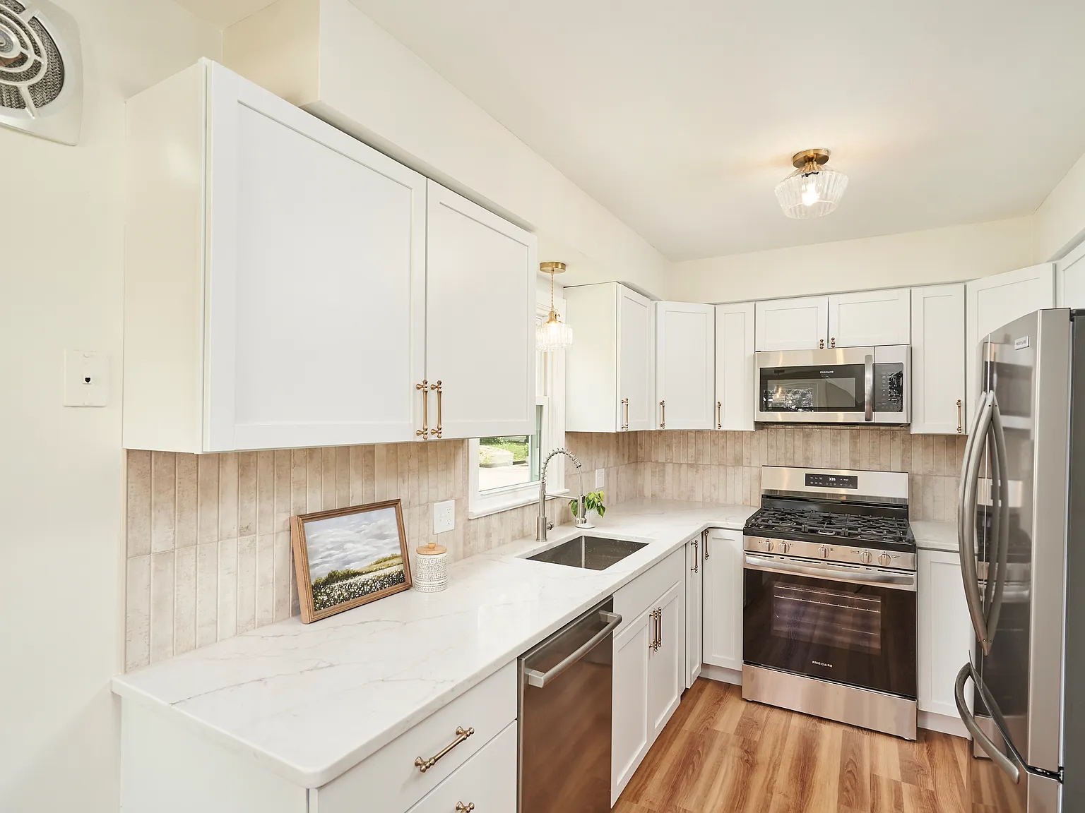 2 bed, 896 sqft, $1,799 — Photo 2
