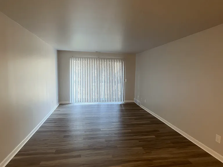 Lakeside Village Apartments — Photo 115