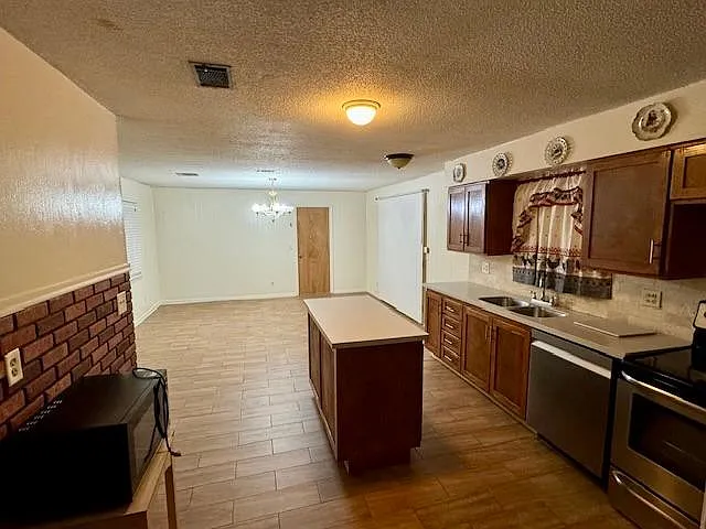 560 Coppitt Dr E — Photo 10