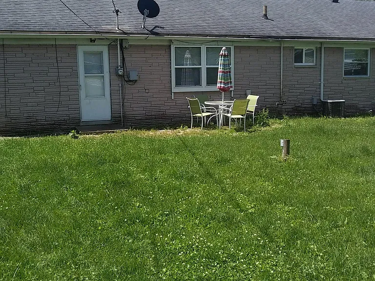 647 Park Dr — Photo 2