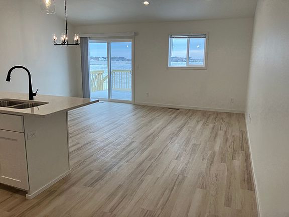3rd image of 825 5th St SE