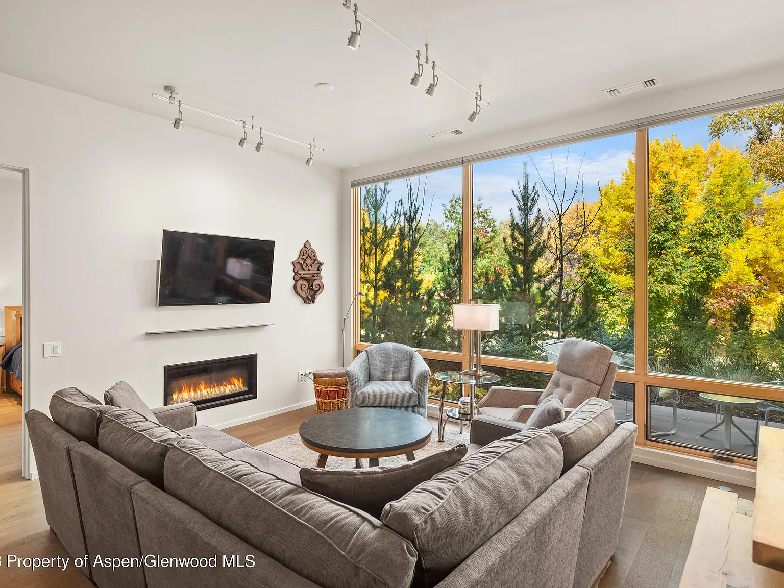 2 bed, 1141 sqft, $10,000 — Photo 2