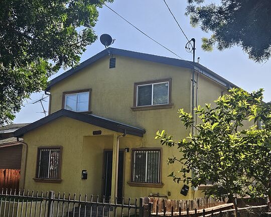 2nd image of 858 W 43rd Pl