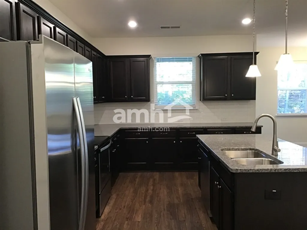 4 bed, 2.5 bath, 2401 sqft, $2,520 — Photo 2