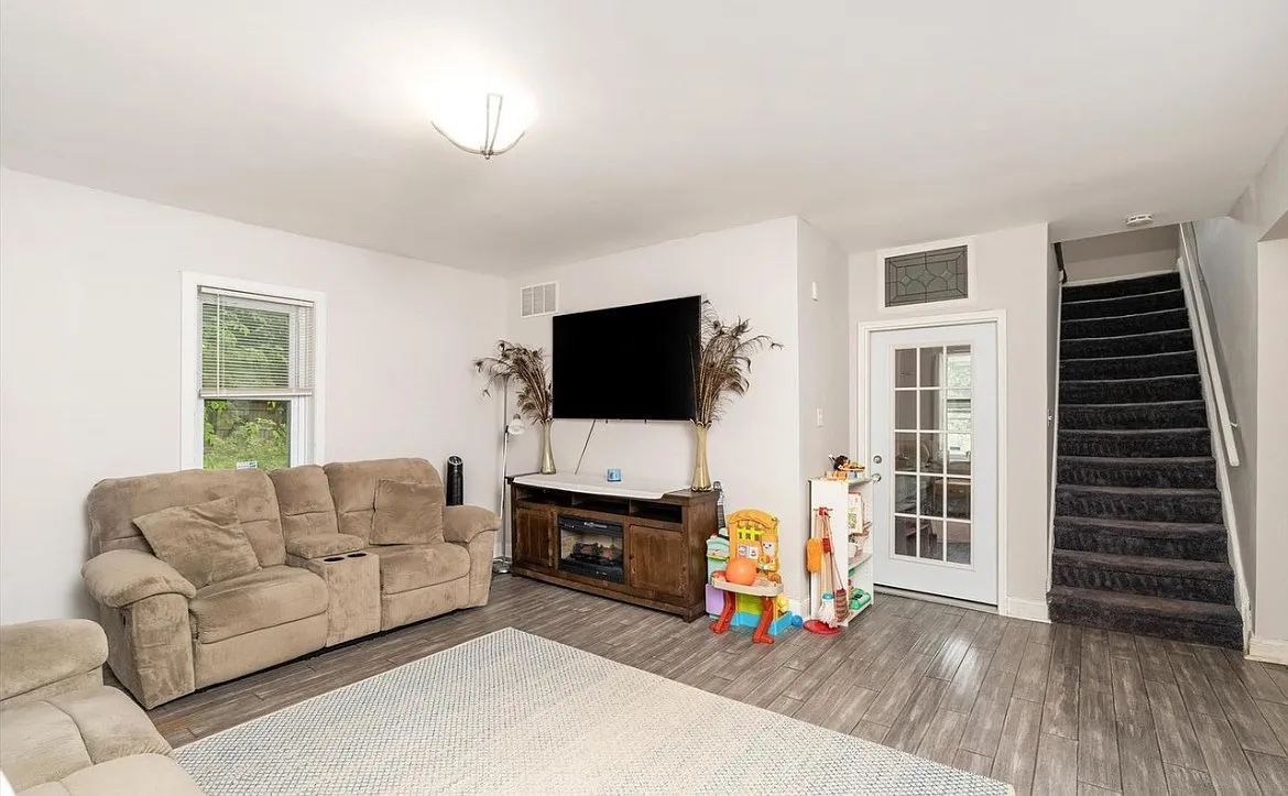 3 bed, 1656 sqft, $3,000 — Photo 3