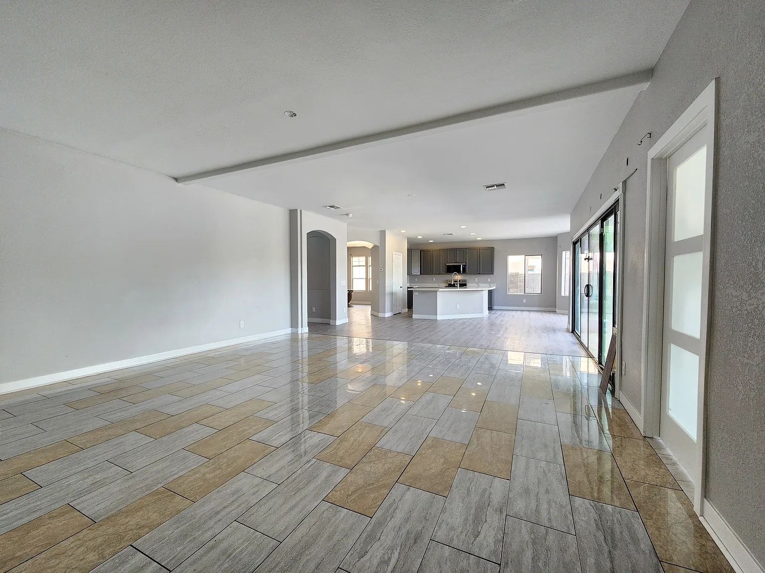 5 bed, 2.5 bath, 2926 sqft, $4,000 — Photo 2