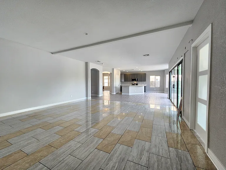 7415 S 15th Dr — Photo 3