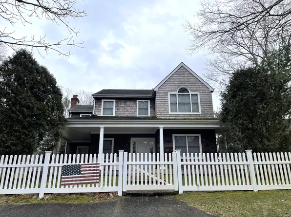 https://photos.zillowstatic.com/fp/03bb41a29342c42a8892fee22ab65f60-p_e.webp