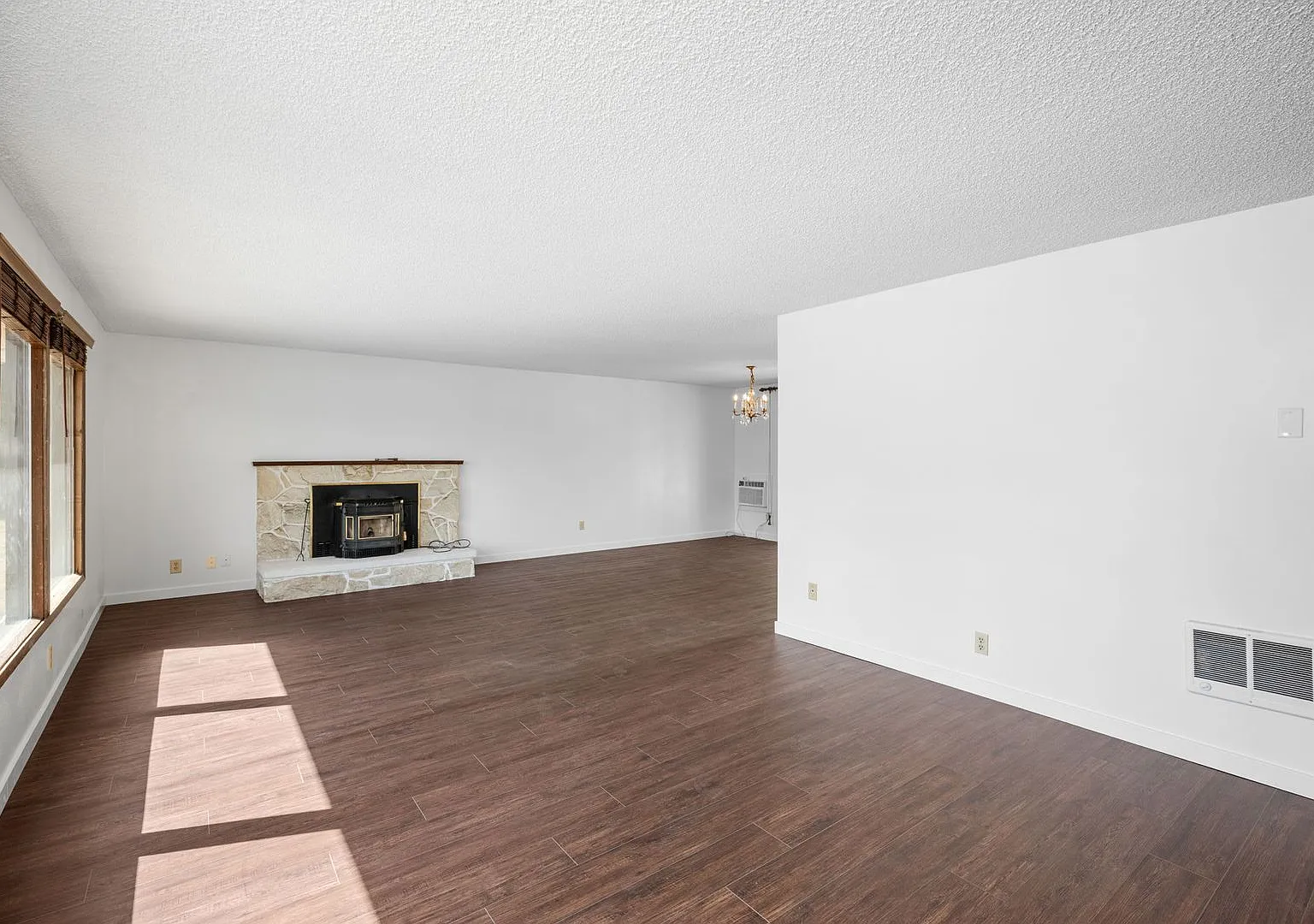 Spacious 3BR + Bonus Tri-Level in Spokane Valley - Fireplace, Corner Lot & Garage — Photo 2