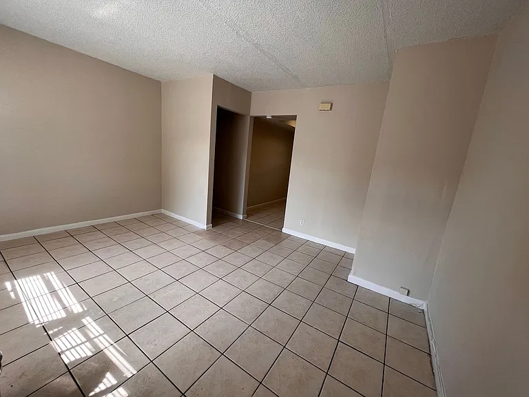 716 SW 7th St — Photo 5