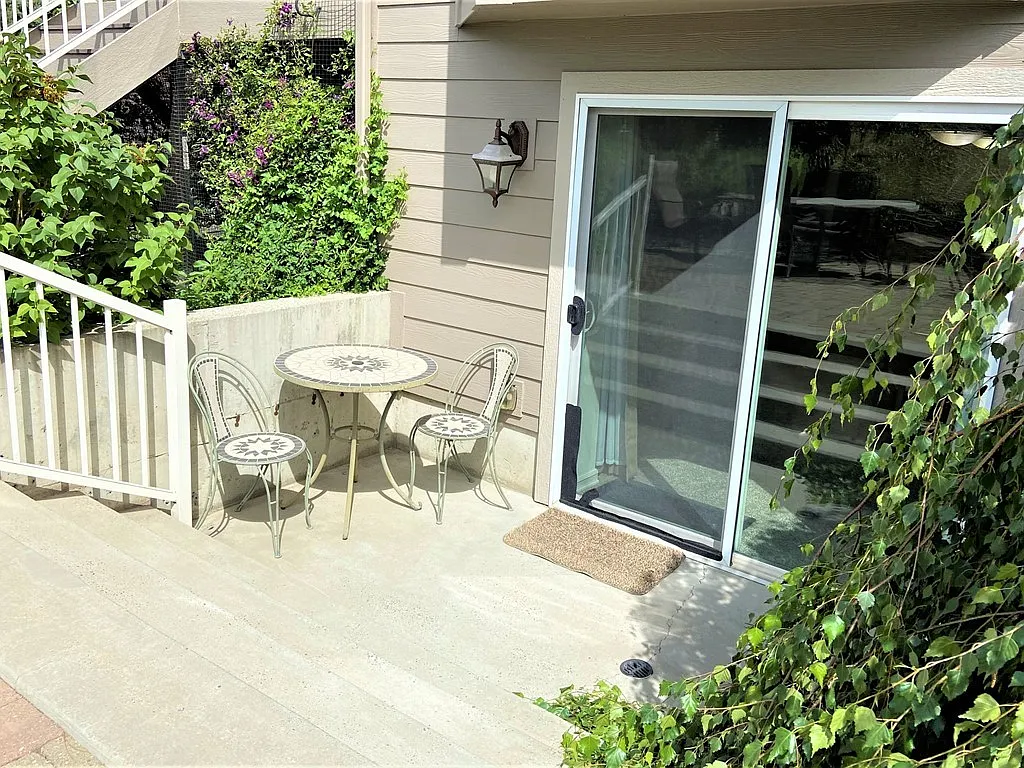 3 bed, 2000 sqft, $2,500 — Photo 2