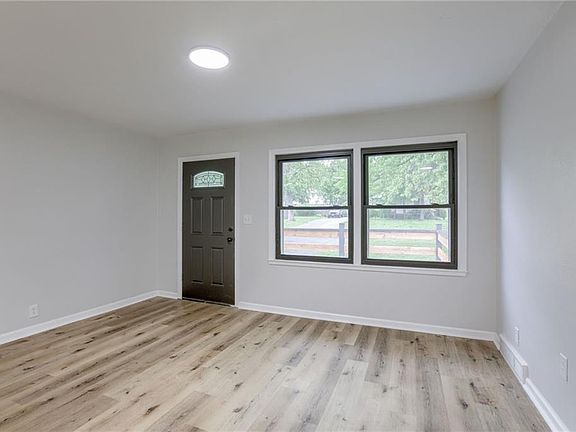 5th image of 1922 S Cedar Ave