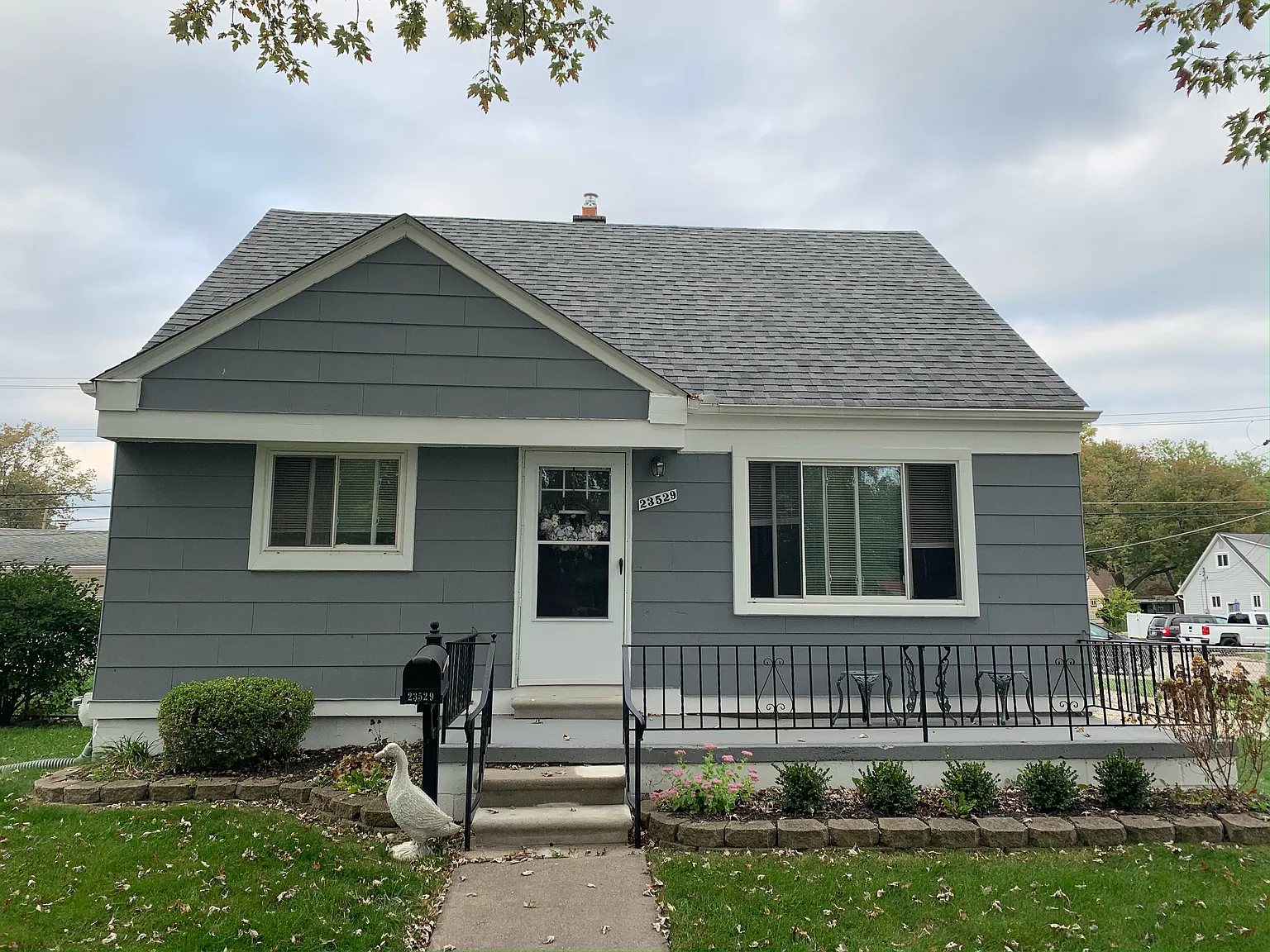 3 bed, 914 sqft, $2,000 — Photo 1