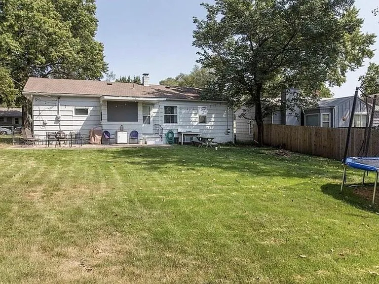 9006 Central St — Photo 16