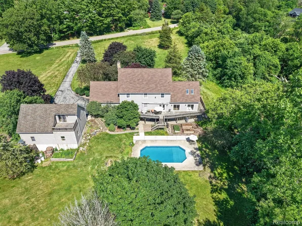 8114 Chilson Rd, Pinckney, MI 48169