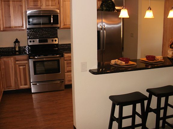 walk thru to kitchen