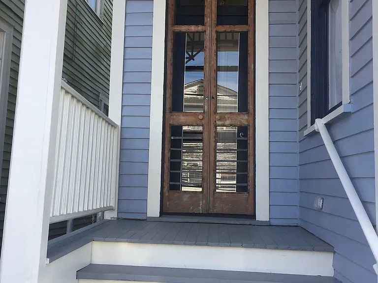 2124 Baronne St — Photo 2