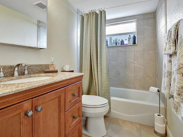 2555 NE 11th St #Penthouse 09 — Photo 23