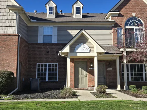 27349 Hidden Oaks Dr, Brownstown, MI 48183