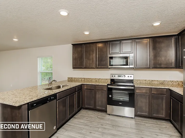 521 Breakwater St SE — Photo 2