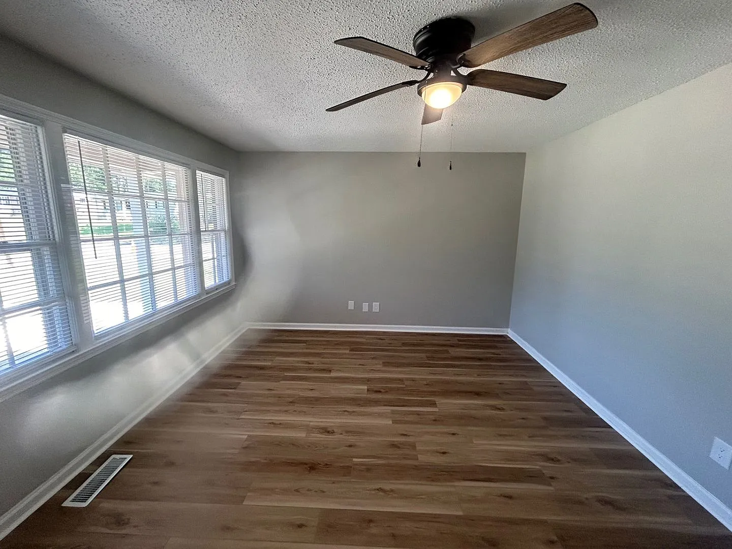 Charming 3-Bedroom Home Conveniently Located In Southeast Columbia! Brand New Countertops And Hva... — Photo 3