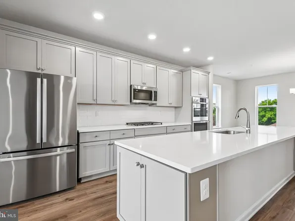 19548 Village Walk Dr, Montgomery Village, MD 20886