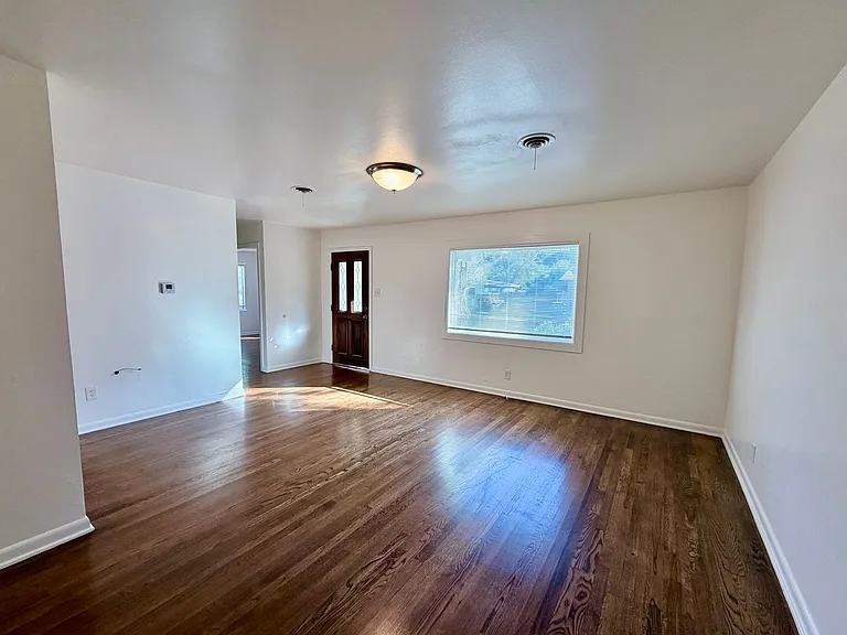 610 Stephen St — Photo 3